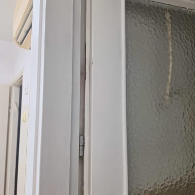 דלת עם זכוכית מחוספסת וציר מתכת