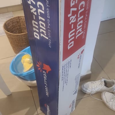 קופסת קרטון של דוד שמש על הרצפה