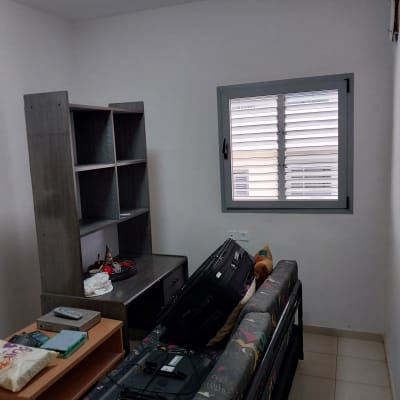 חדר עם רהיטים, מדף, חלון וספה