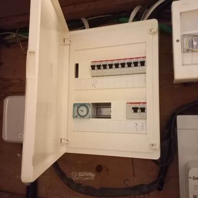 לוח חשמל פתוח עם מפסקים וחוטים