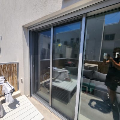 דלת הזזה מאלומיניום עם מסגרת כסופה