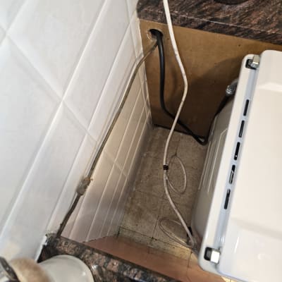 חוטי חשמל ומכשיר במטבח