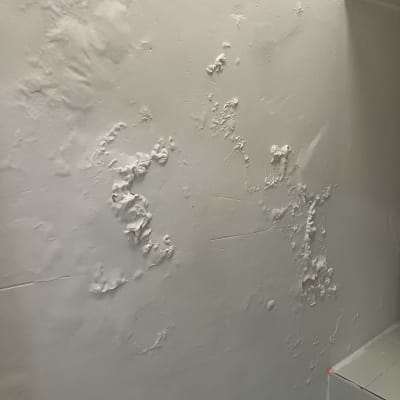 קיר עם קילופי צבע ותיקונים נדרשים