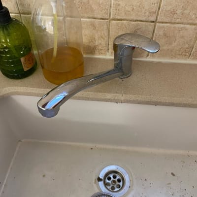 ברז מטבח וכיור עם לכלוך וניקוז