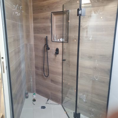 מקלחון זכוכית עם ראש מקלחת שחור