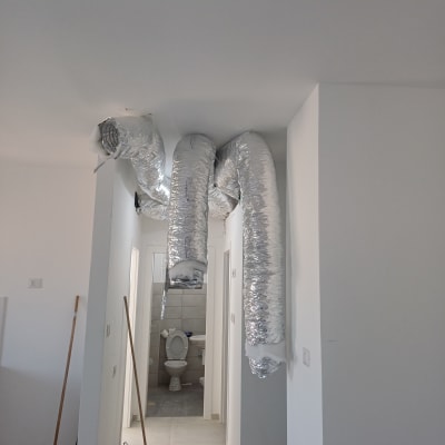 צינורות מיזוג אוויר גמישים בתקרה לבנה