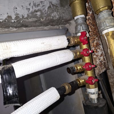 צינורות ומחברים עם ברזים אדומים