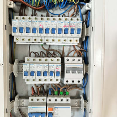 לוח חשמל עם חוטים ומפסקים