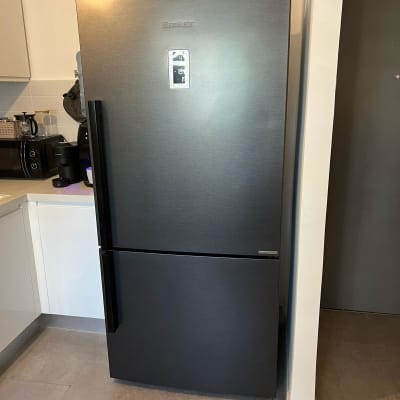 מקרר שחור עם ידית גדולה ומיכל חלבון עליון