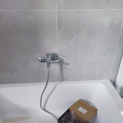 אמבטיה עם ברז חדש וקופסה חומה