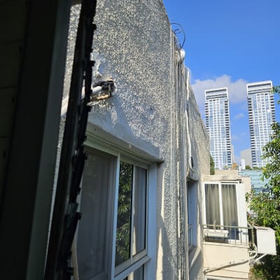 חלון בניין עם תריסים חיצוניים