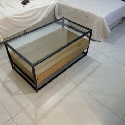 שולחן קפה עם זכוכית ומתכת בסלון