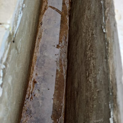 תעלת מים עם סימני איטום ובלאי
