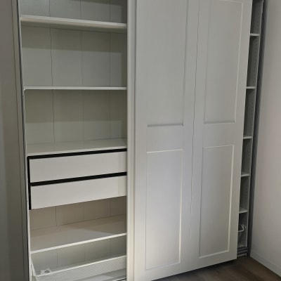 ארון בגדים עם דלתות הזזה ומגירות פתוחות