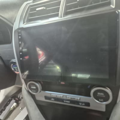 מסך מגע ברכב עם כפתורי שליטה למיזוג אוויר