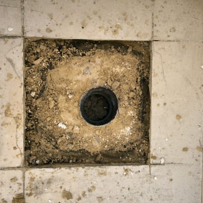 חפירה ברצפה עם צינור חשוף לאיטום