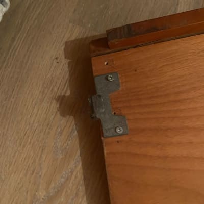 חיבור מתכת על לוח עץ עם ברגים