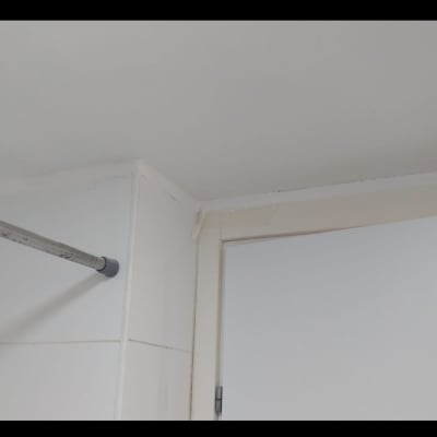 פינת חדר עם קיר צבוע ולבן