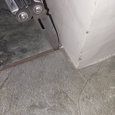 כלי עבודה בודק חיבור בין קיר לרצפה