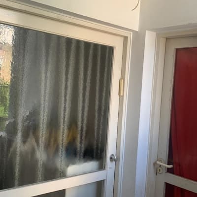 דלת זכוכית עם זכוכית מטושטשת ודלת נוספת עם זכוכית אדומה