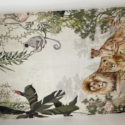טפט עם איורים של חיות ג