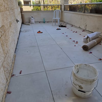 מרפסת עם אריחים, דלי וכלי עבודה