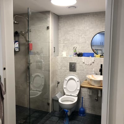 חדר אמבטיה עם מקלחת, שירותים וכיור