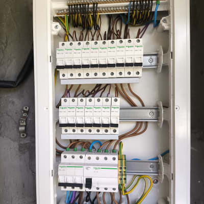לוח חשמל עם חוטים ומפסקים חשמליים