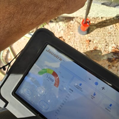 מכשיר איתור נזילות בשימוש על קיר חיצוני