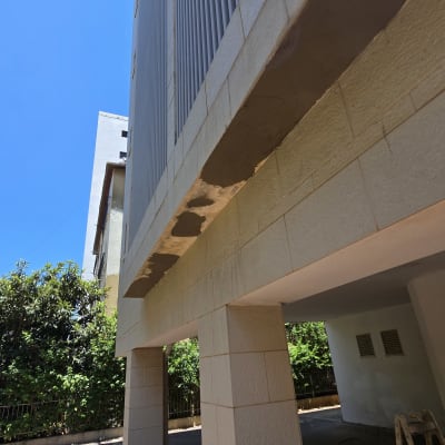 בניין עם תיקוני טיח על הקירות החיצוניים