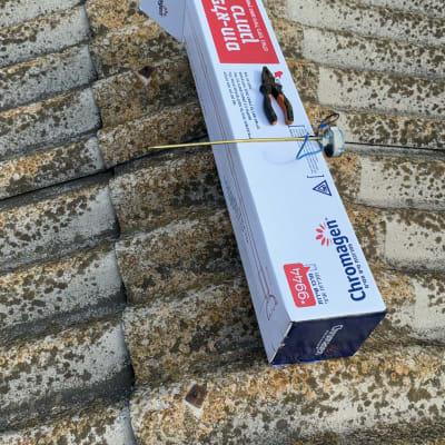 קופסת כרומגן על גג רעפים עם כלי עבודה