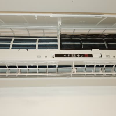 מזגן פתוח עם מסנן ותריסים גלויים