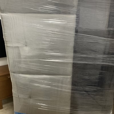 מזרן עטוף בניילון לקראת הובלה