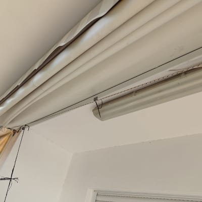 תאורת פלורסנט תלויה עם חוטים חשופים