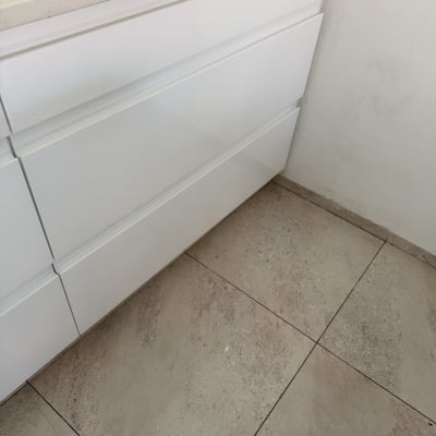 ארונות מטבח לבנים ורצפת אריחים