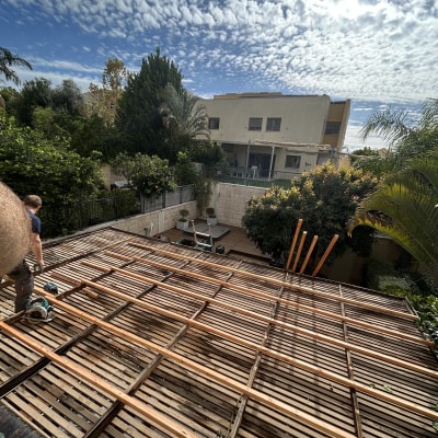 עבודת עץ בגינה עם מבנה עץ וגג פתוח