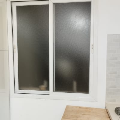 חלון עם תריסים לבנים סגורים