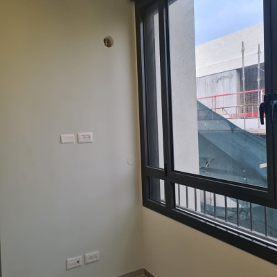 קיר צבוע בצבע בהיר עם חור עגול