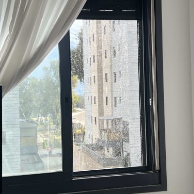 חלון אלומיניום עם מסגרת כהה