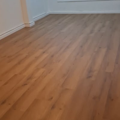 רצפת פרקט בחדר ריק עם חלון