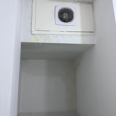 מאוורר מותקן על קיר עם סימני נזילה