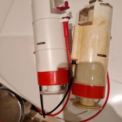 שני חלקי פלסטיק עם חוטים על אסלה