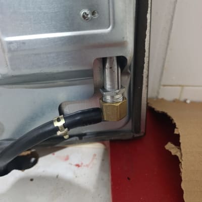 חיבור צינור גז למכשיר מתכת עם ברגים