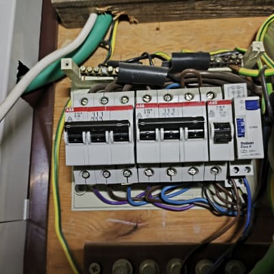 לוח חשמל עם מפסקים וחוטי חשמל צבעוניים