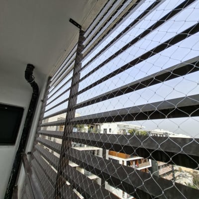 רשת יונים מותקנת על מרפסת בניין