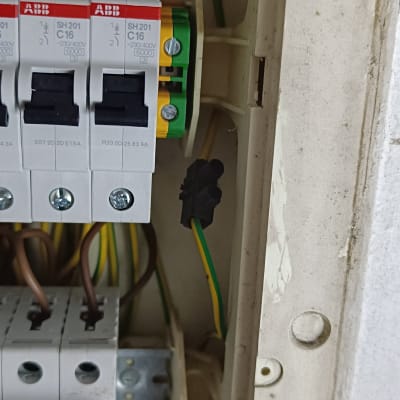 לוח חשמל עם מפסקים וחוטים צבעוניים