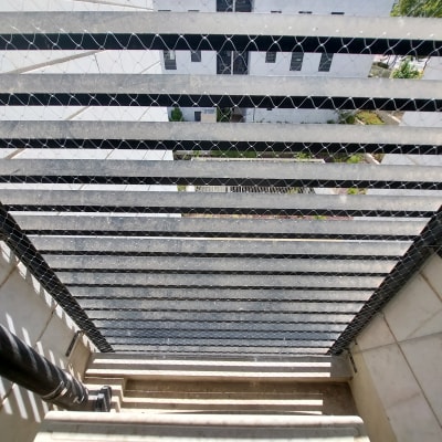 רשת מתוחה על מדרגות למניעת כניסת יונים