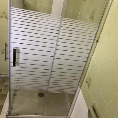 מקלחון זכוכית עם אריחים ירוקים