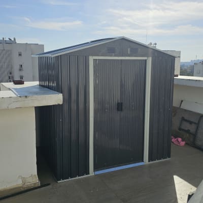 מחסן מתכת על גג בניין עם שמיים בהירים