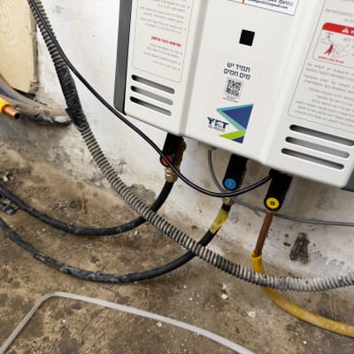 מערכת חימום מים עם צינורות וחיבורים